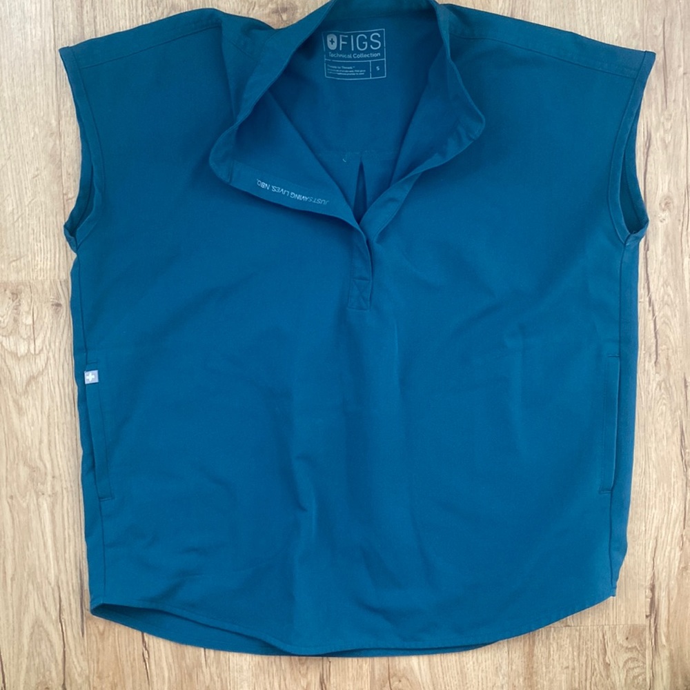 Figs scrub top